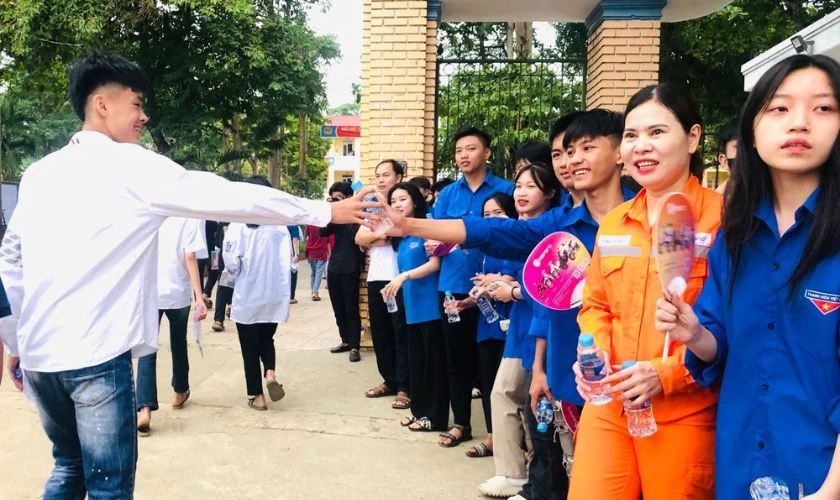Hình ảnh tiếp sức mùa thi về sĩ tử 2k7
