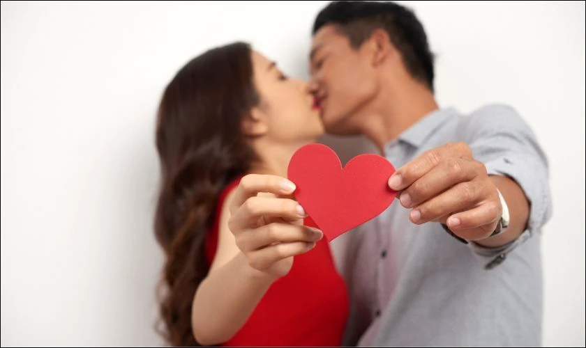 Cặp đôi hôn nhau - Ảnh Valentine lãng mạn