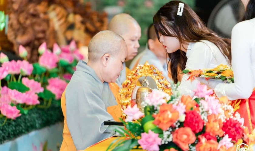 Hình ảnh đạo làm con dịp lễ Vu lan 2025
