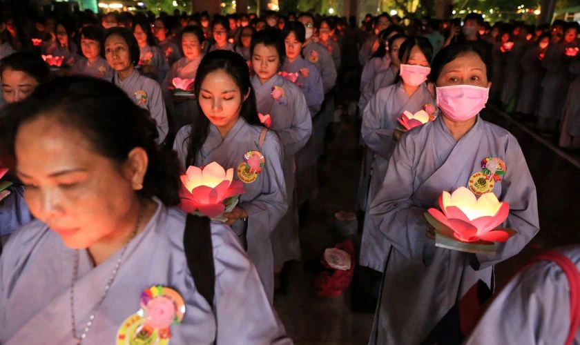 Hình ảnh dâng hoa ngày lễ Vu Lan báo hiếu cha mẹ