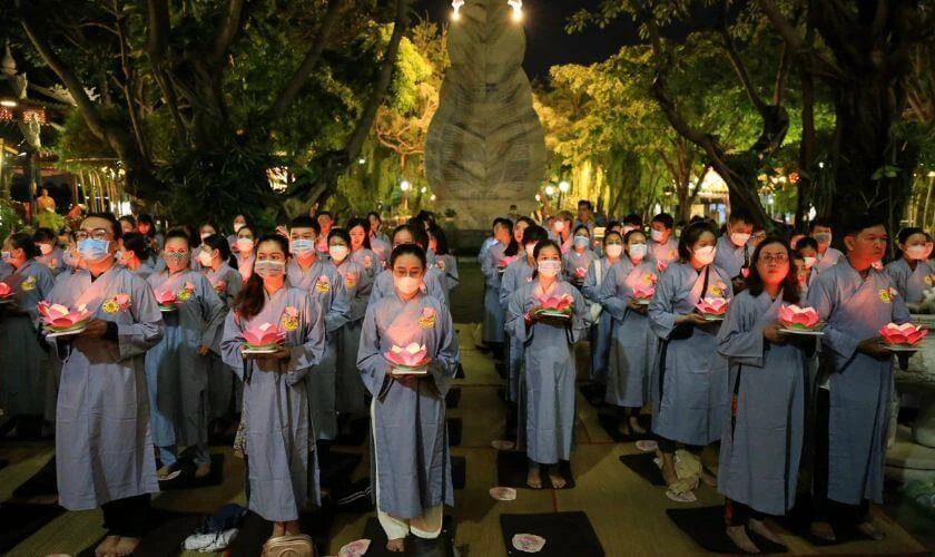 Người dân dâng hoa tại chùa trong ngày Vu Lan báo hiếu