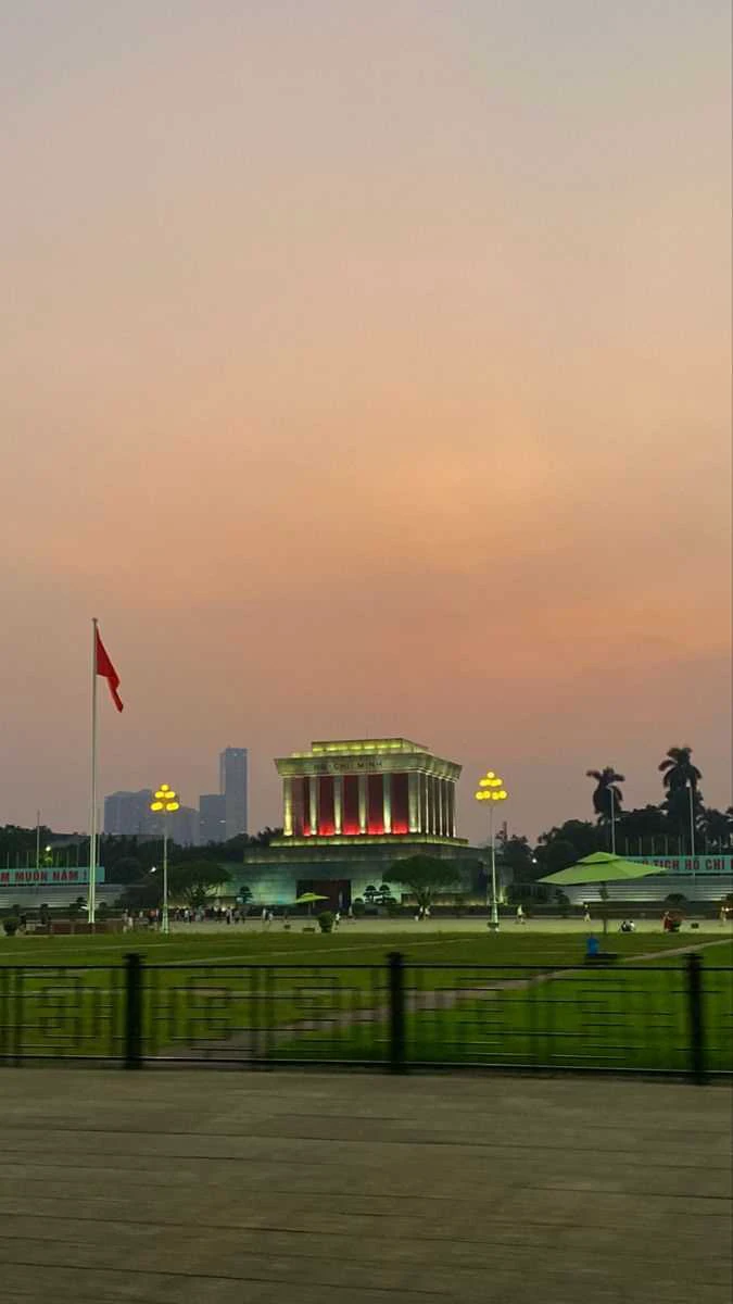 Trời xanh lộng gió trên quảng trường