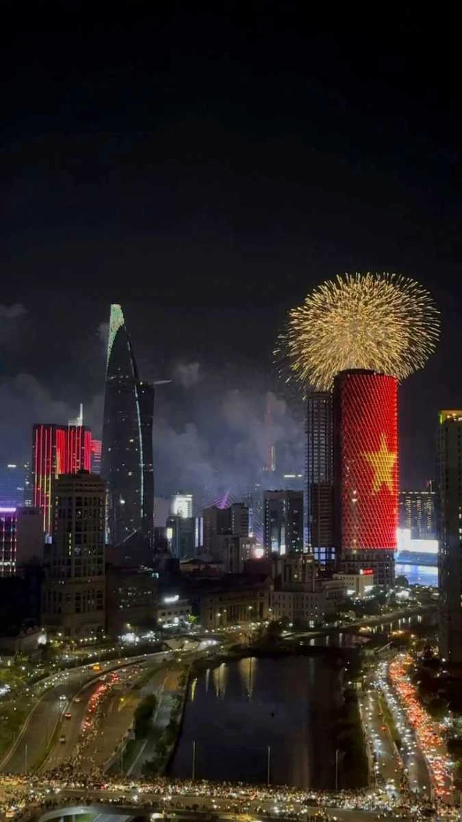 Hình nền 2/9 với cờ bay giữa trời ban đêm