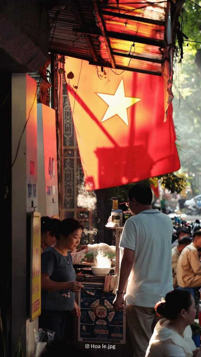 Lá cờ Việt Nam tung bay dưới ánh nắng