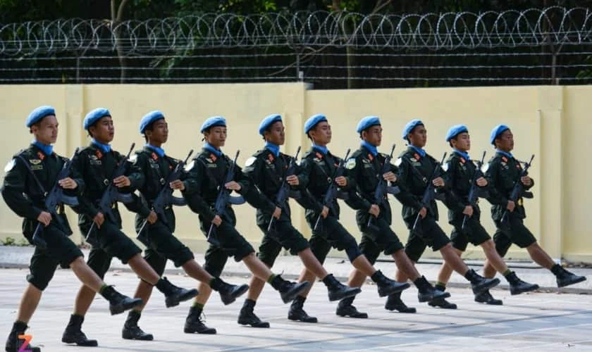 Hình nền 30/4 phong cách cổ động Việt Nam