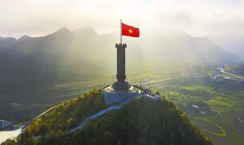 Hình nền 30/4 1/5 cho máy tính các địa danh nổi tiếng