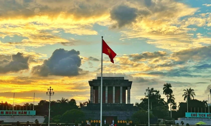 Hình nền 30/4 1/5 cho máy tính các địa danh nổi tiếng 4K