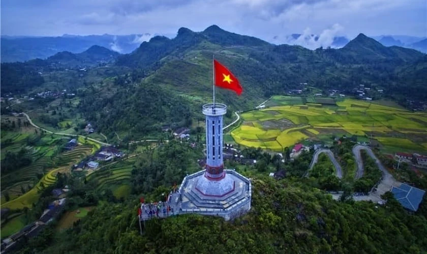 Hình nền 30/4 1/5 cho máy tính các địa danh nổi tiếng 8K