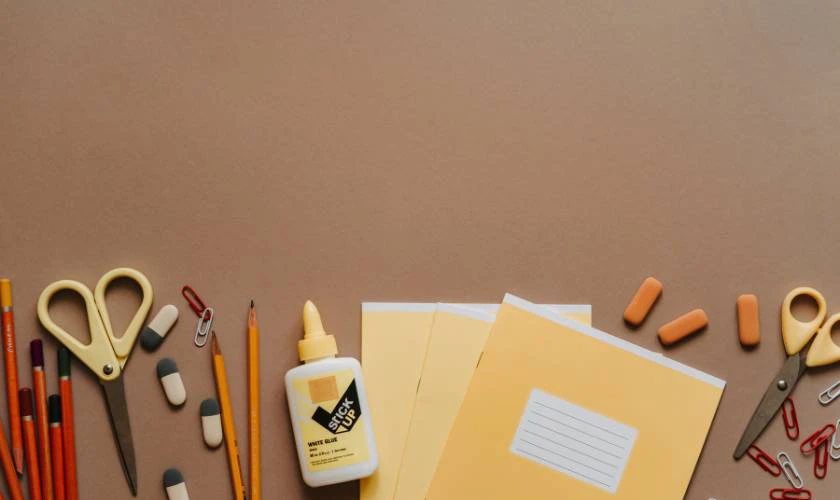 Background PowerPoint Back to School 2025 về sách vở