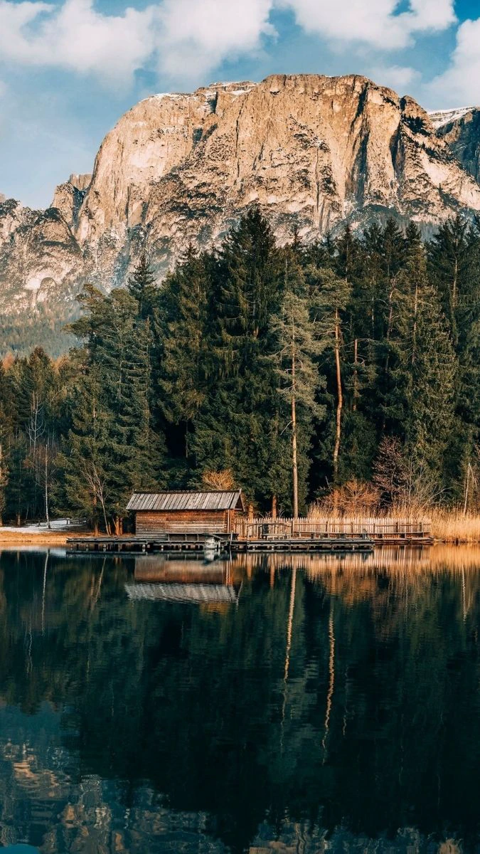 Wallpaper iPhone 15 Pro ngôi nhà trên sông