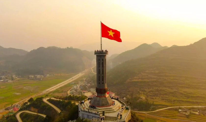 Cờ đỏ sao vàng tung bay trên "nóc nhà Việt Nam"