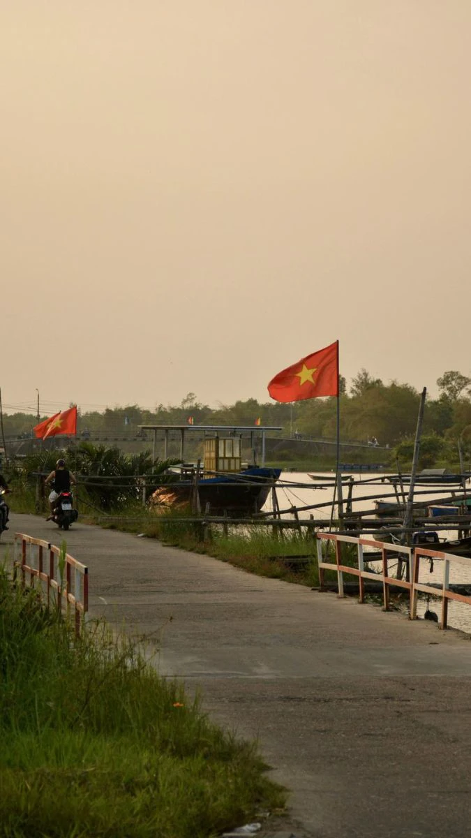 Hình ảnh quê hương thanh bình với lá cờ Việt Nam