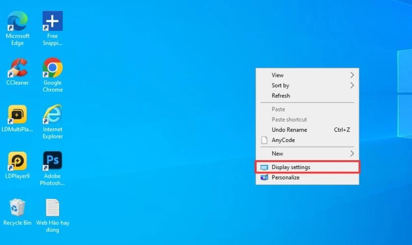 Nhấp chuột phải vào điểm bất kỳ trên màn hình và chọn mục Display settings