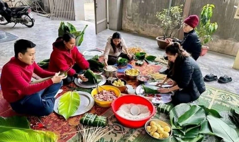 Hình máy tính quây quần gói bánh chưng