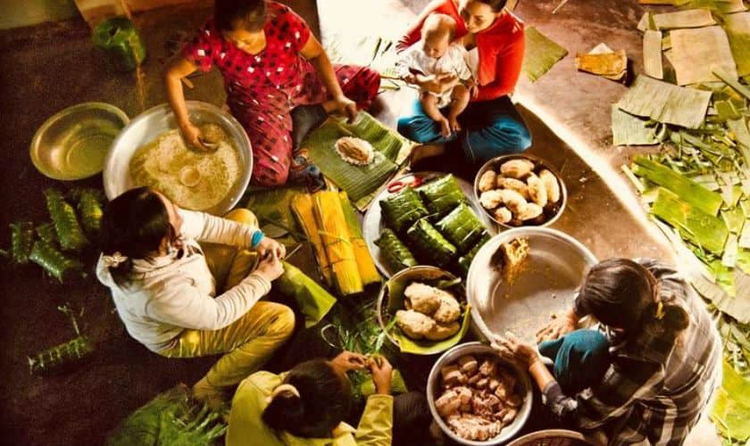 Hình máy tính quây quần gói bánh chưng vui tươi