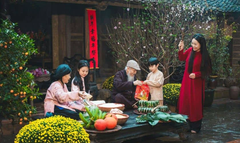 Hình máy tính quây quần gói bánh chưng bắt mắt