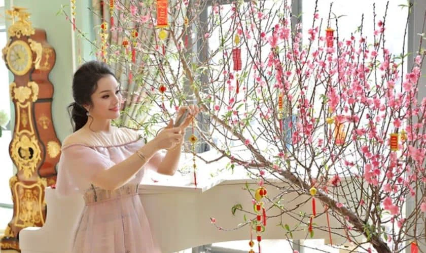 Hình nền Tết 2026 gia đình trang trí nhà cửa hân hoan