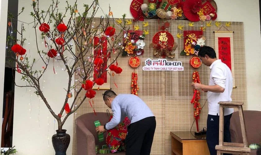 Hình nền Tết 2026 gia đình trang trí nhà cửa phấn khởi