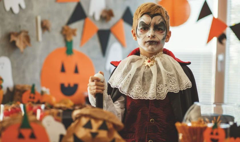 Hóa trang Halloween cho bé thành ma cà rồng