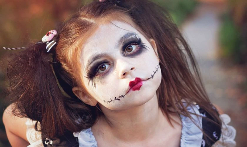 Hóa trang Halloween cho bé gái dễ thương