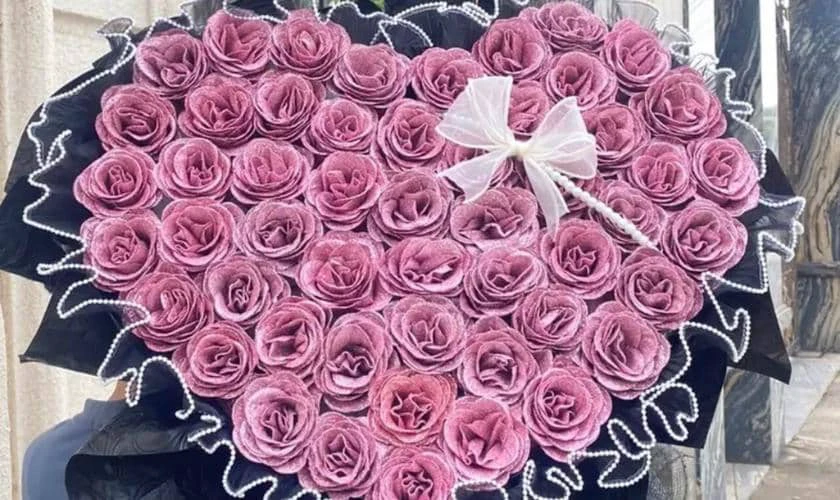 Những b&oacute; hoa đẹp ng&agrave;y Valentine h&igrave;nh tr&aacute;i tim