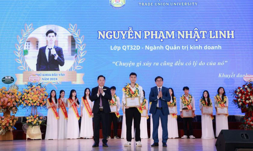 Học bổng là yếu tố có ảnh hưởng trực tiếp đến học phí thực tế
