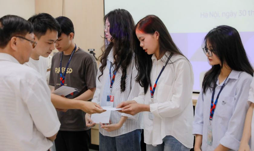 Khen thưởng sinh viên đạt giải các cuộc thi