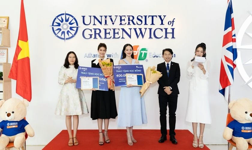Học bổng Passport được trao dựa trên thành tích tiếng Anh và kết quả học tập