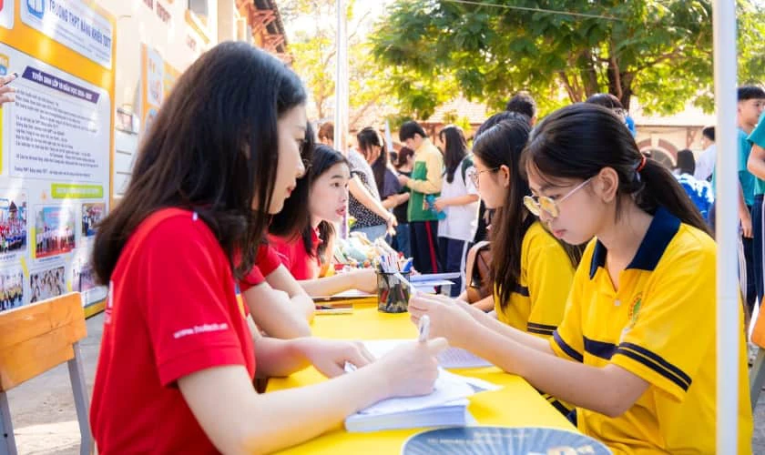 Học bổng Tài năng Tân sinh viên HUTECH