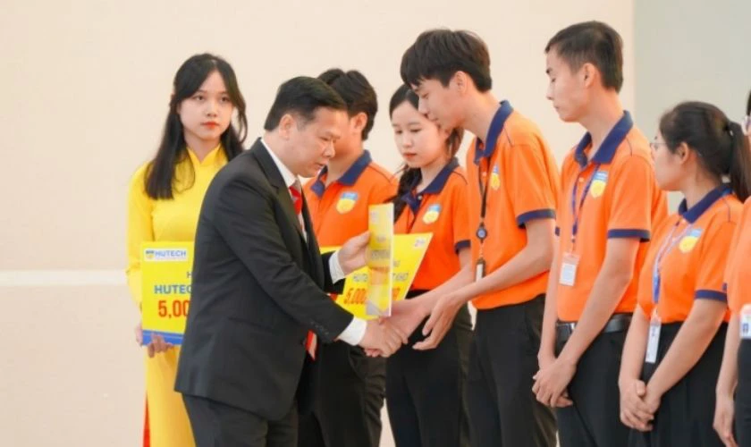 Các yếu tố ảnh hưởng đến Học phí HUTECH 2025