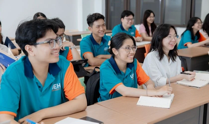 Cách tính học phí Đại học Kinh tế Thành phố Hồ Chí Minh (UEH) 2025 đơn giản, chính xác