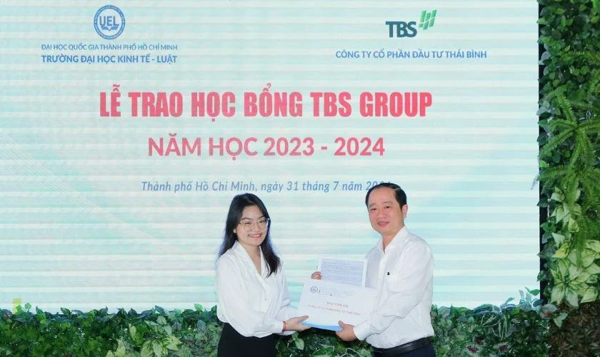Các yếu tố ảnh hưởng đến học phí UEL - Học bổng