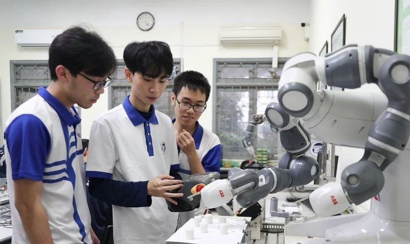 Các yếu tố ảnh hưởng đến học phí UET 2025