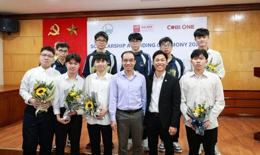 Chính sách miễn giảm học phí và học bổng UET