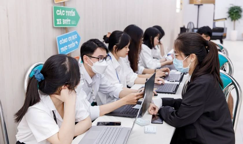 Lưu ý khi đóng học phí UTH 2025