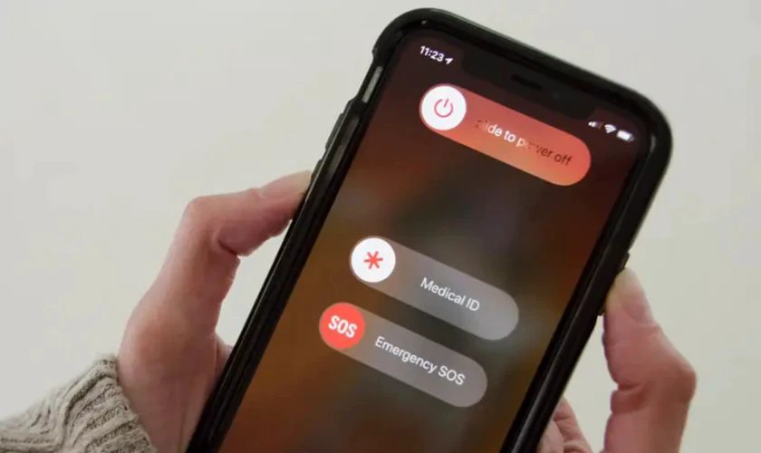 Khởi động lại iPhone iOS 18.7