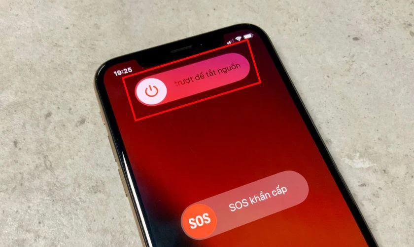 Kéo thanh trượt sang phải để tắt nguồn iPhone