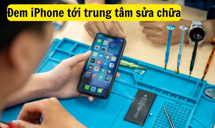 Đem iPhone 11 bị lỗi loạn cảm ứng tới trung tâm sửa chữa