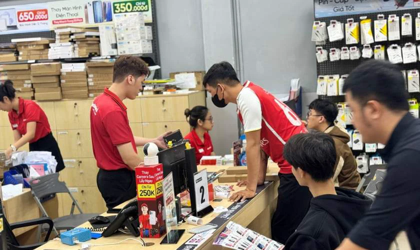 Địa chỉ thay màn hình iPhone 12 bị đen màn hình mà vẫn có tiếng