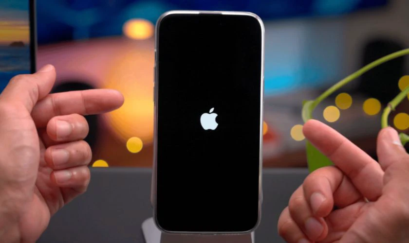 Mẹo hạn chế iPhone 12 bị phóng to màn hình khóa