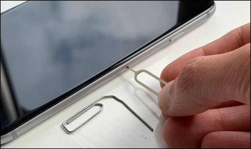 Cách lắp 2 SIM vật lý trên iPhone 12 Pro