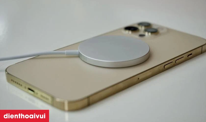 Thời lượng pin ấn tượng của iPhone 12 Pro Max cũ trầy xước