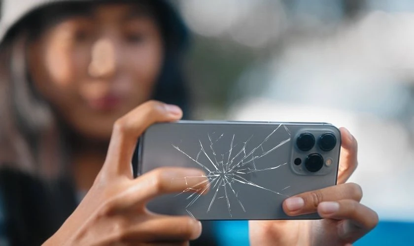 Vỡ mặt kính sau iPhone 12 Pro Max có ảnh hưởng gì không