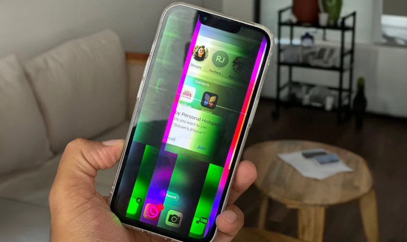 Có dấu hiệu sọc màn hình, ám màu, giật lag khi chớp