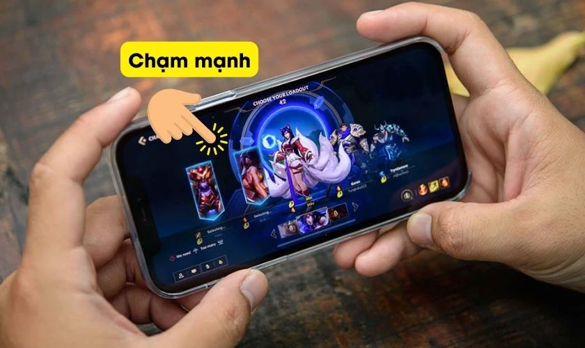 Dùng lực ấn quá mạnh lên màn hình