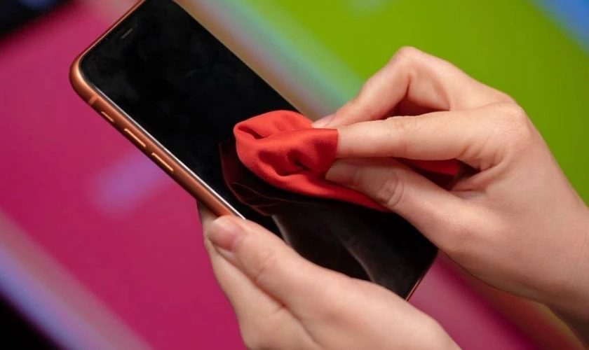 Lau khô bên ngoài iPhone 12 Pro Max