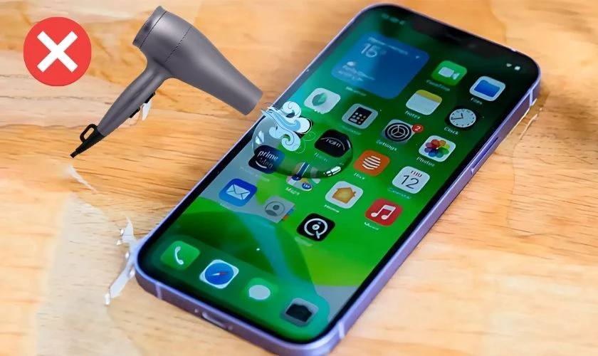 Sai lầm khi xử lý iPhone 12 Pro Max bị vô nước - Dùng máy sấy