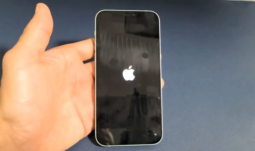 Kiểm tra bằng cách khởi động lại iPhone 12 Pro Max