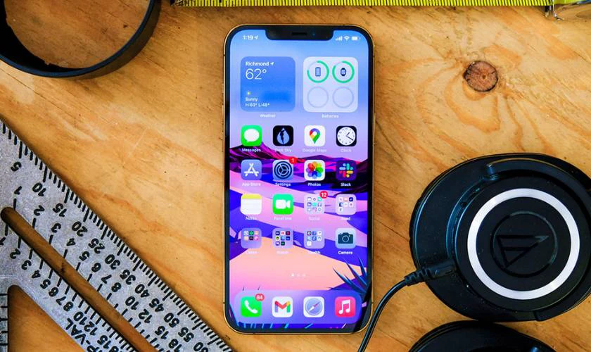 iPhone 12 Pro Max có nên lên iOS 26.2 không?