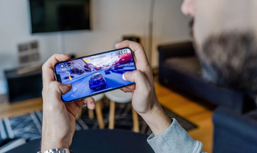 So sánh iOS 26 với iOS 18 trên iPhone 12 Pro Max